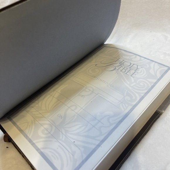 Holy Bible Zondervan NIV Gift Bible PURPLE Brown Italian Duo-Tone - Picture 6 of 8